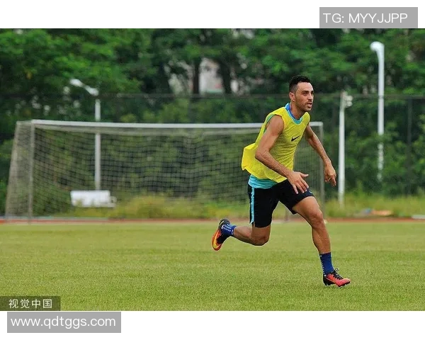 深圳足球队在邀请赛中以100分领跑积分榜展现强劲实力 深圳足球队在邀请赛中以100分领跑积分榜展现强劲实力